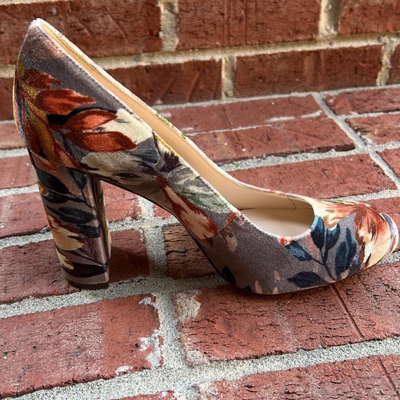 NINE WEST Exotic Gray Floral Faux Suede Textile Block Heel Pumps - Picture 5 of 11